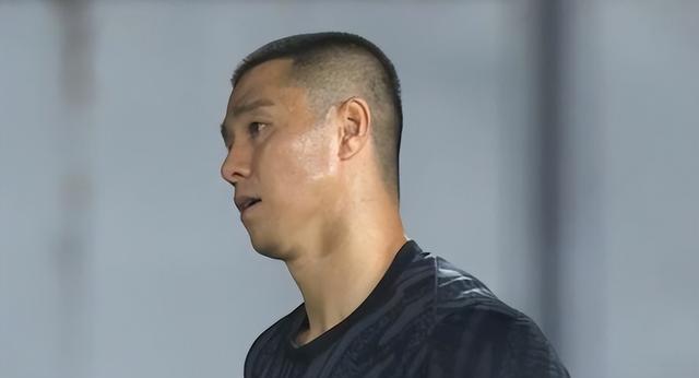 力保球门不, 避免对手在, 扑救